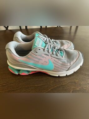 Nike Women's Light Gray and Teal Athletic Running Shoes Sz 8.5
